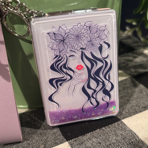 Stylish Glitter Mirror with Artistic Design - Picture 5 of 5